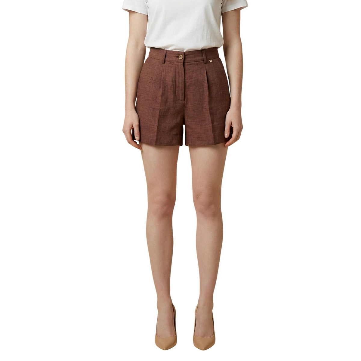 Artigli Shorts marrone Sartoriali; pantaloncini eleganti con pieghe e tasche. Vestibilità confortevole, stile moderno e tessuto resistente antipiega. Vista frontale
