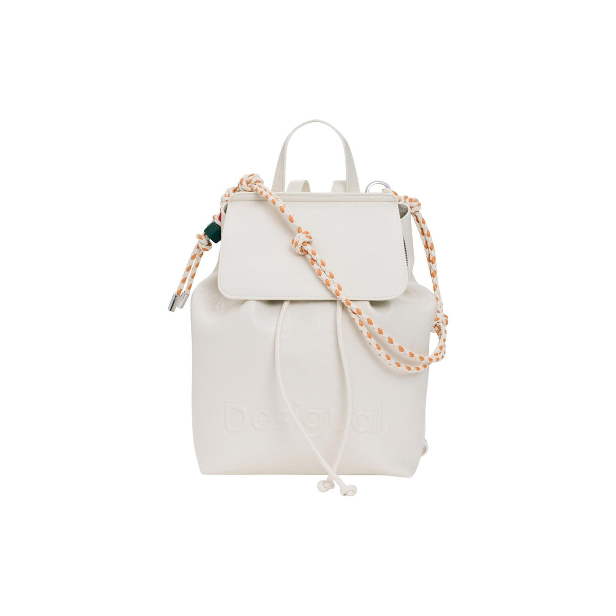 Zainetto Effetto Pelle; chiusura coulisse, tracolle intercambiabili, charm portacarte, logo tono su tono. Il design compatto e versatile della collezione SS26. Vista frontale