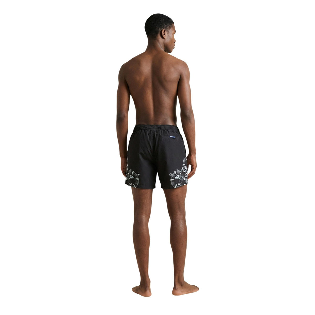 Boxer Mare County of Milan; 100% poliestere, stampa serpente, coulisse in vita, fit medio-corto. Il costume iconico per un look audace Vista posteriore
