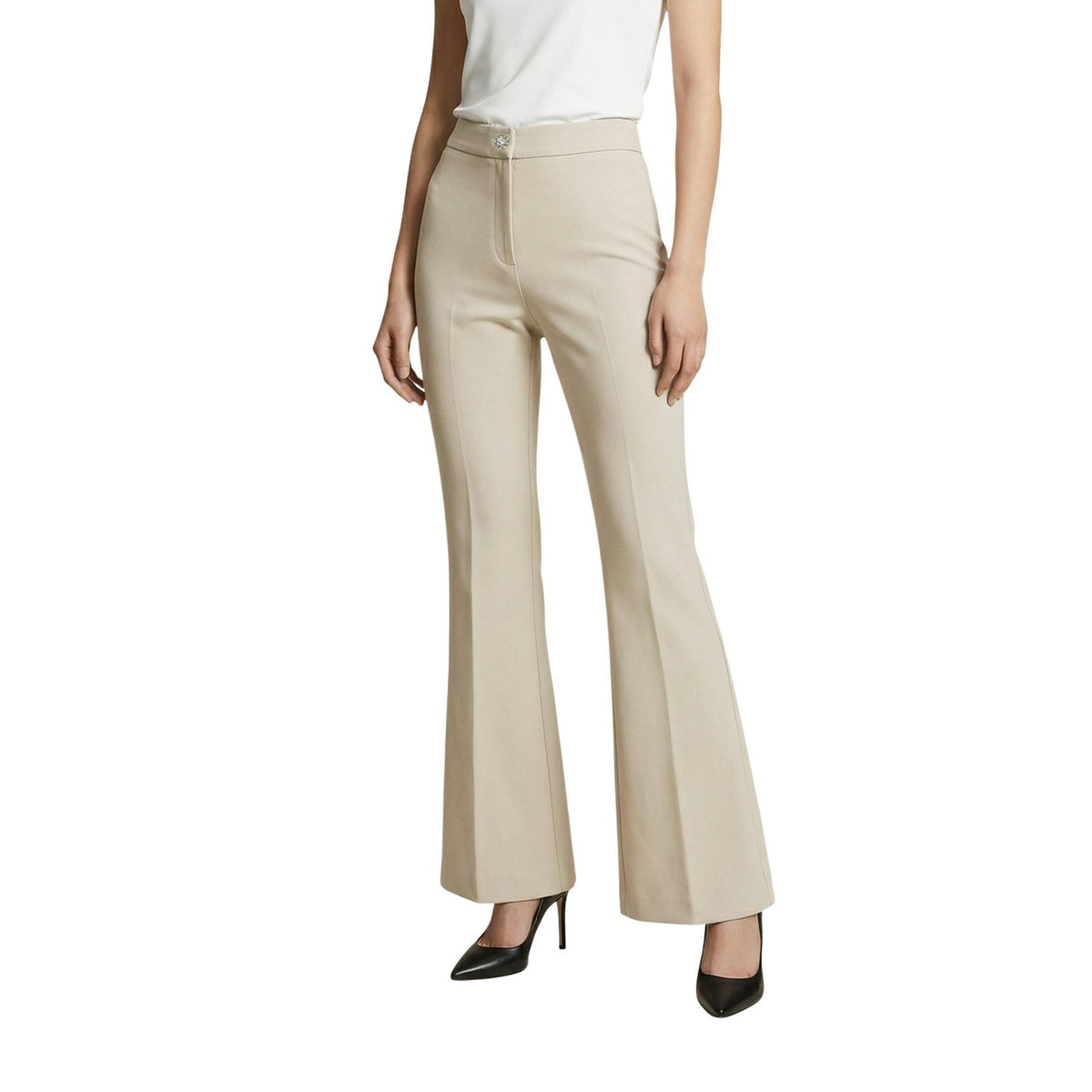 Artigli Pantaloni Bootcut Stretch; vita alta, cucitura centrale e bottone gioiello. Vestibilità confortevole ed elegante che slancia la figura. Vista frontale