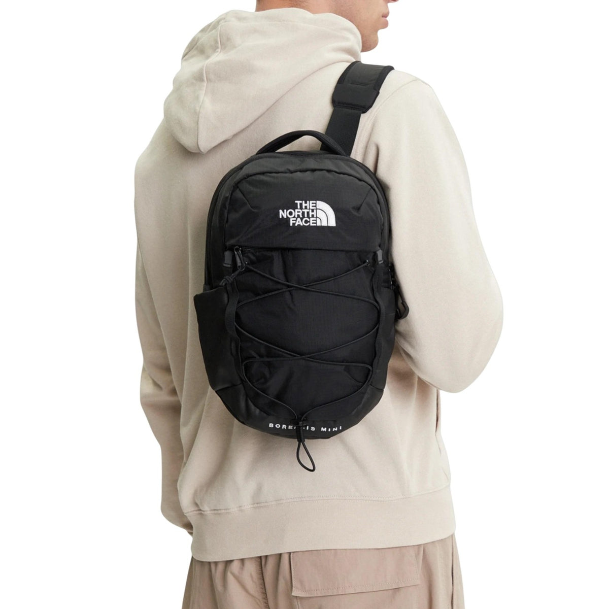 The North Face Borealis Mini Backpack, zaino piccolo multi-tasche con cordini Bungee esterni e scomparti con zip; resistente, leggero e ideale per il tempo libero. Vista frontale indossato