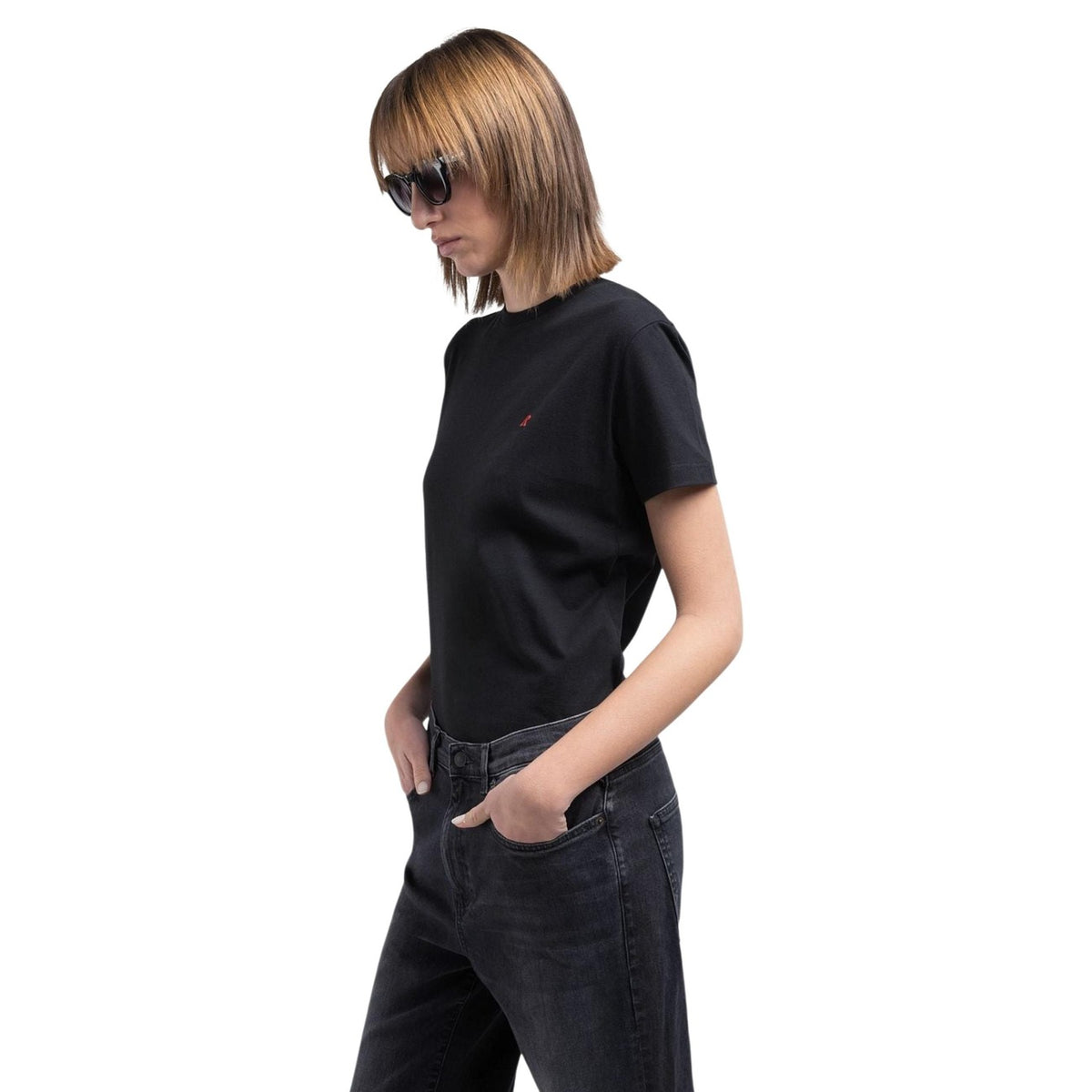 Replay W3566B.000.2660, t-shirt nera regular da donna in cotone; maglia a maniche corte con ricamo iconico, stile essenziale e versatile per ogni stagione. Vista frontale Laterale