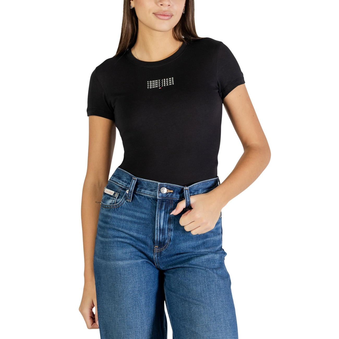 T-shirt Tommy Jeans DW0DW21841; 100% Cotone Rigenerato. Taglio regular, logo minimal stampato, jersey naturale. Maglia donna eco-friendly, versatile e traspirante per la PE26. Colore nero vista frontale