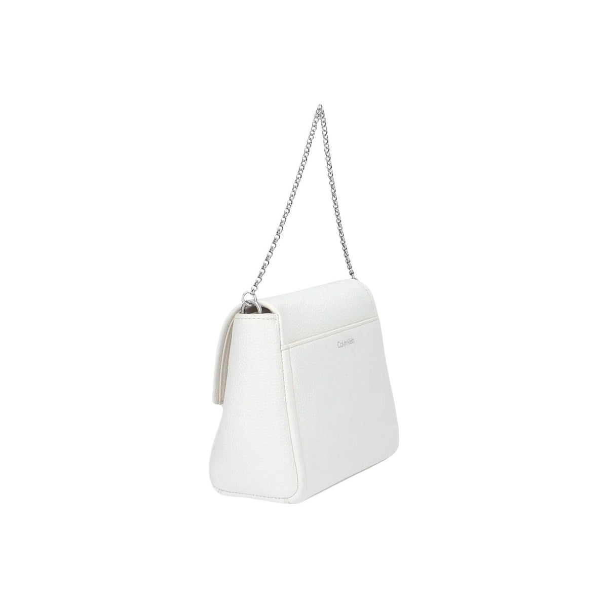 Calvin Klein Emblem Crossbody; 100% Poliuretano. Bianco effetto martellato, tracolla a catena, logo metallico. Borsa piccola elegante 14x5x5 cm, chiusura con zip. Vista laterale