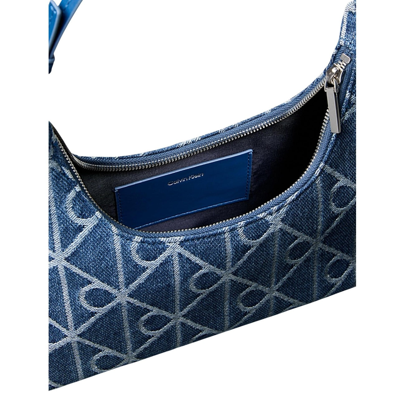 Calvin Klein Denim Emblem Bag; 100% cotone, logo all-over, chiusura a zip. La borsa da spalla versatile per un look moderno ispirato agli anni '90. Vista frontale