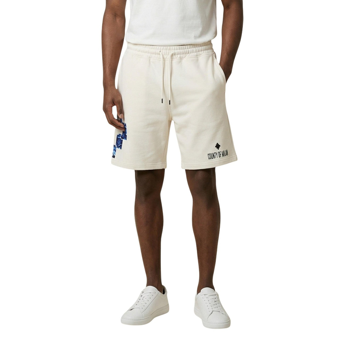 Bermuda County of Milan S6CMMABE067; 100% cotone. Coulisse regolabile, tasche laterali, loghi e grafiche applicate. Pantaloncino sportivo di lusso, traspirante e iconico. Colore bianco