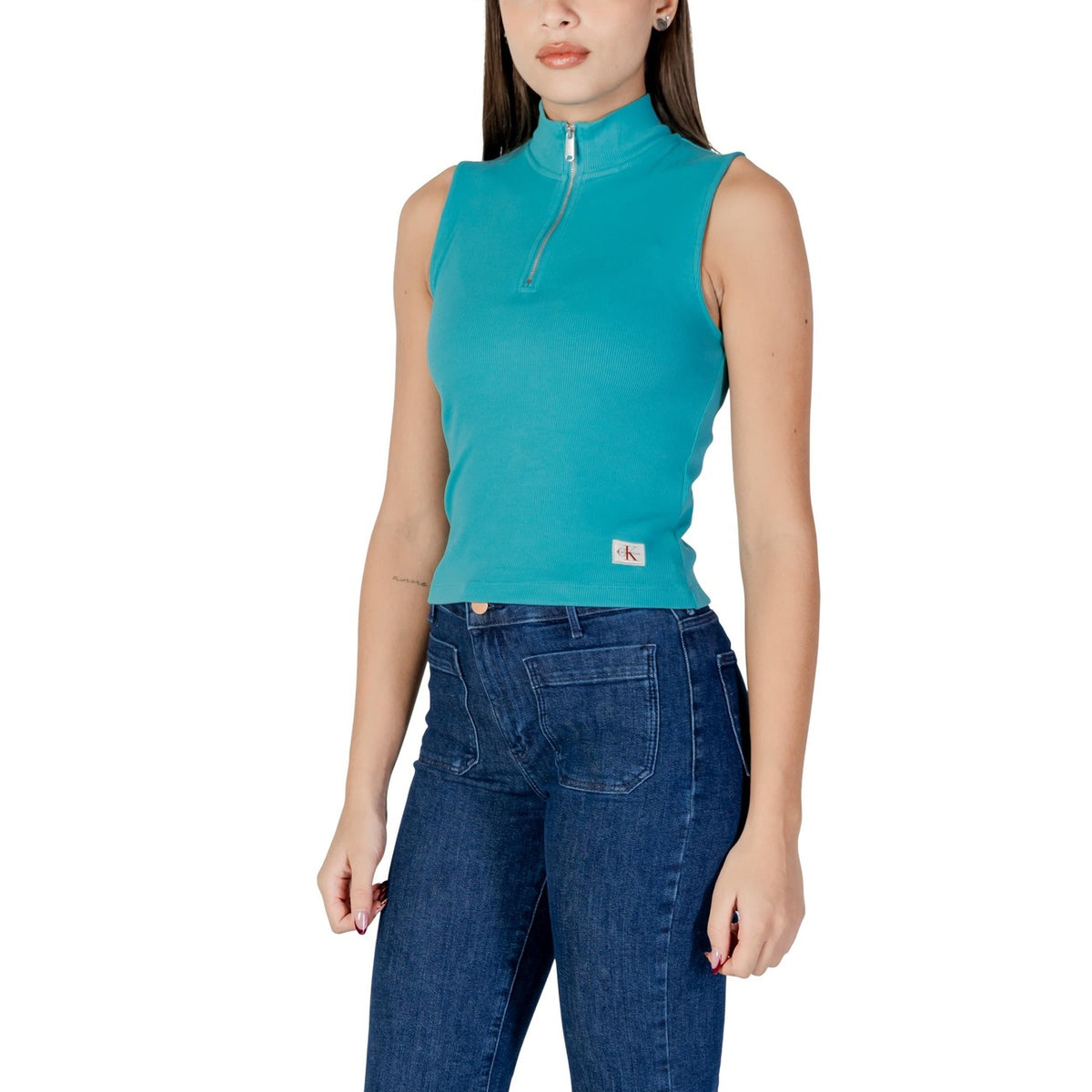 Canotta Calvin Klein Jeans A- WOVEN LABEL SL QZ donna turchese con cerniera smanicato scollo alto 95% cotone 5% elastan - vista frontale laterale indossata da modello