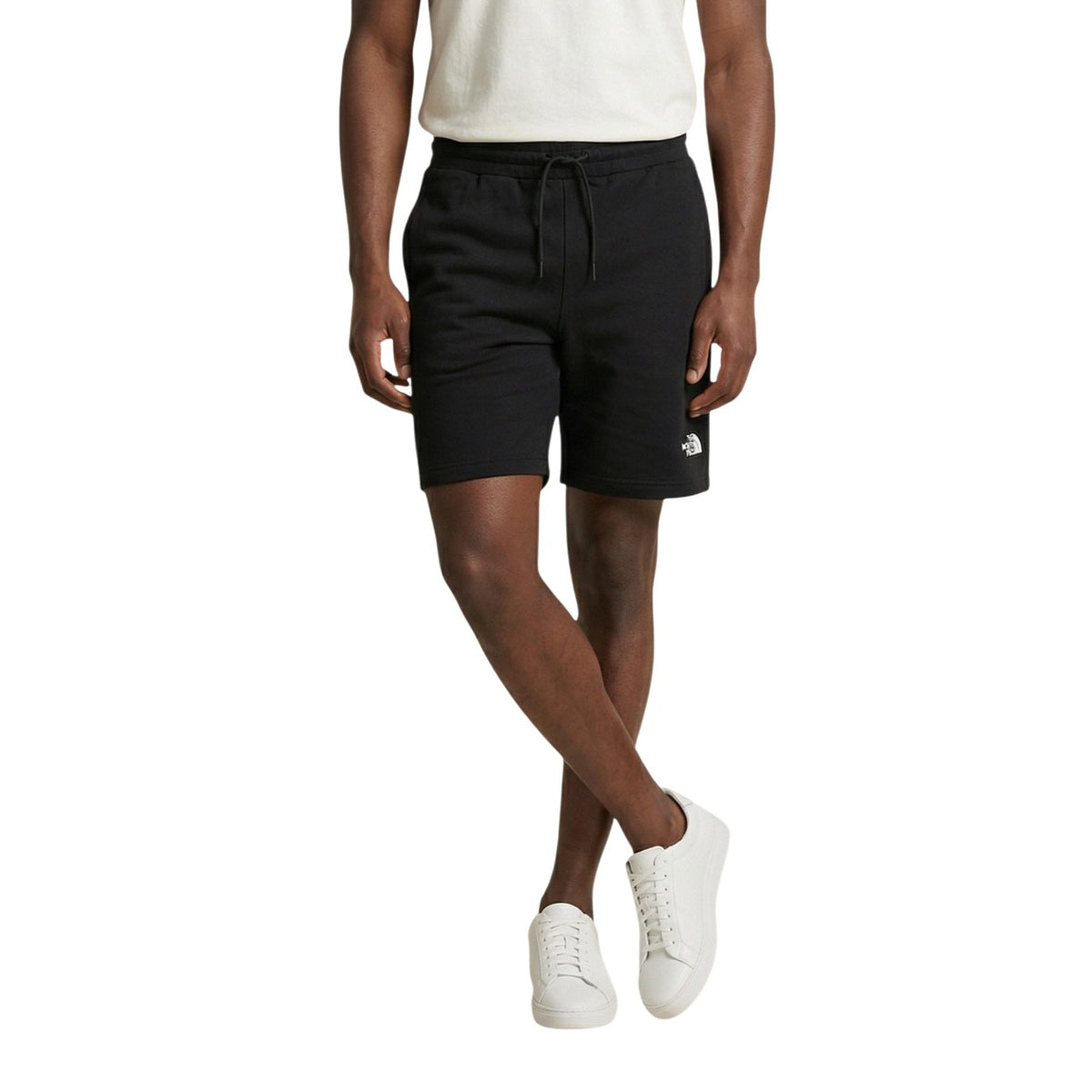 Shorts The North Face Simple Dome Light; 68% cotone, 32% poliestere. Tasche laterali, logo stampato a base d'acqua, fit regular. Pantaloncini leggeri, resistenti e ultra-morbidi per il tempo libero. Vista frontale
