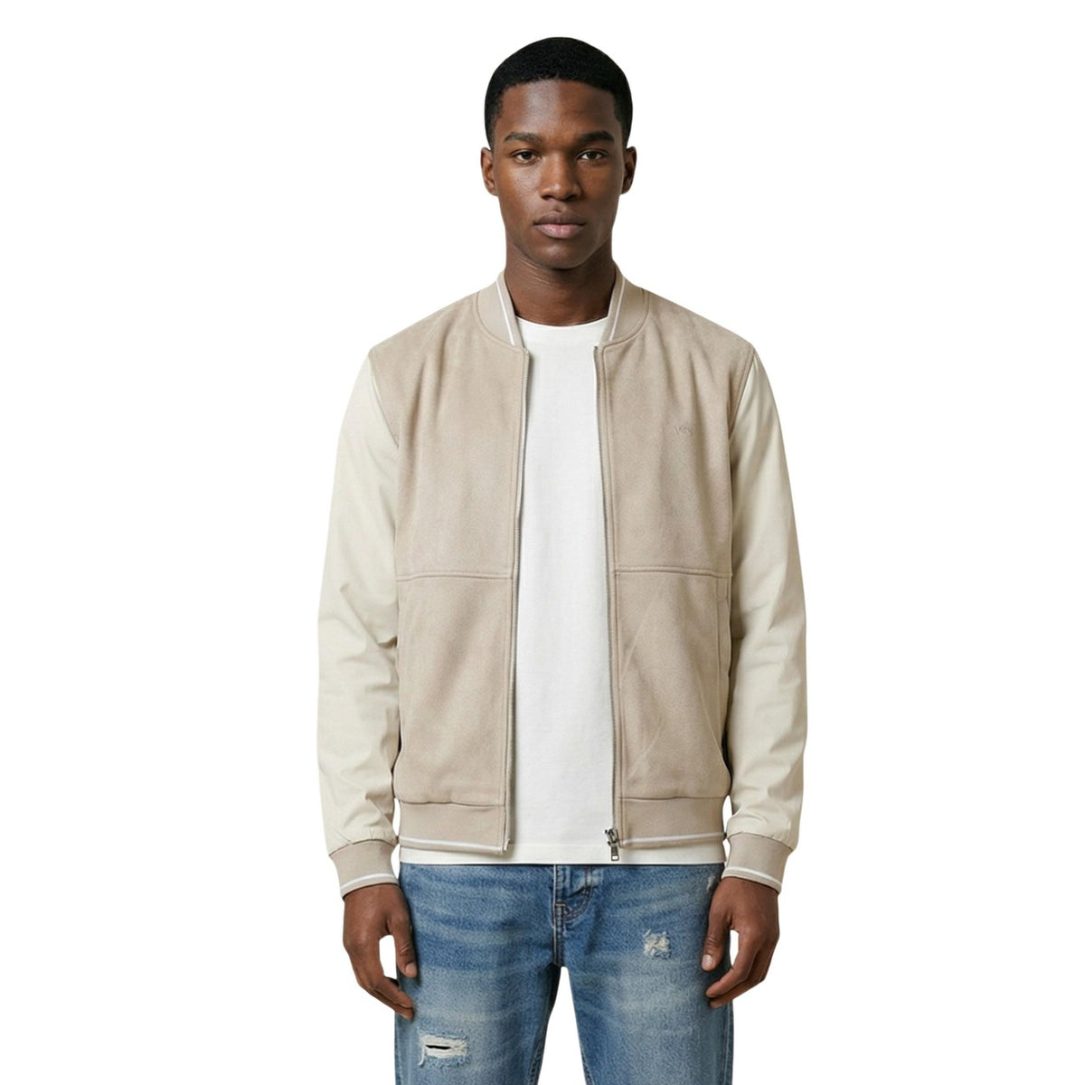 Antony Morato Bomber Sand; giubbotto regular fit, colletto coreana e zip a due direzioni. Design minimalista 100% poliestere, ideale per la mezza stagione. Vista frontale