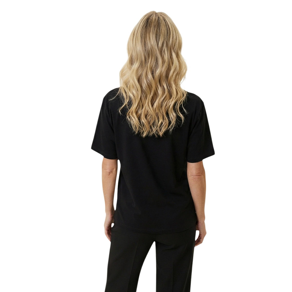 T-shirt Guess SS CN MAXI G STUDS TEE donna nera con strass maniche corte scollo tondo 100% cotone - vista posteriore retro indossata da modello