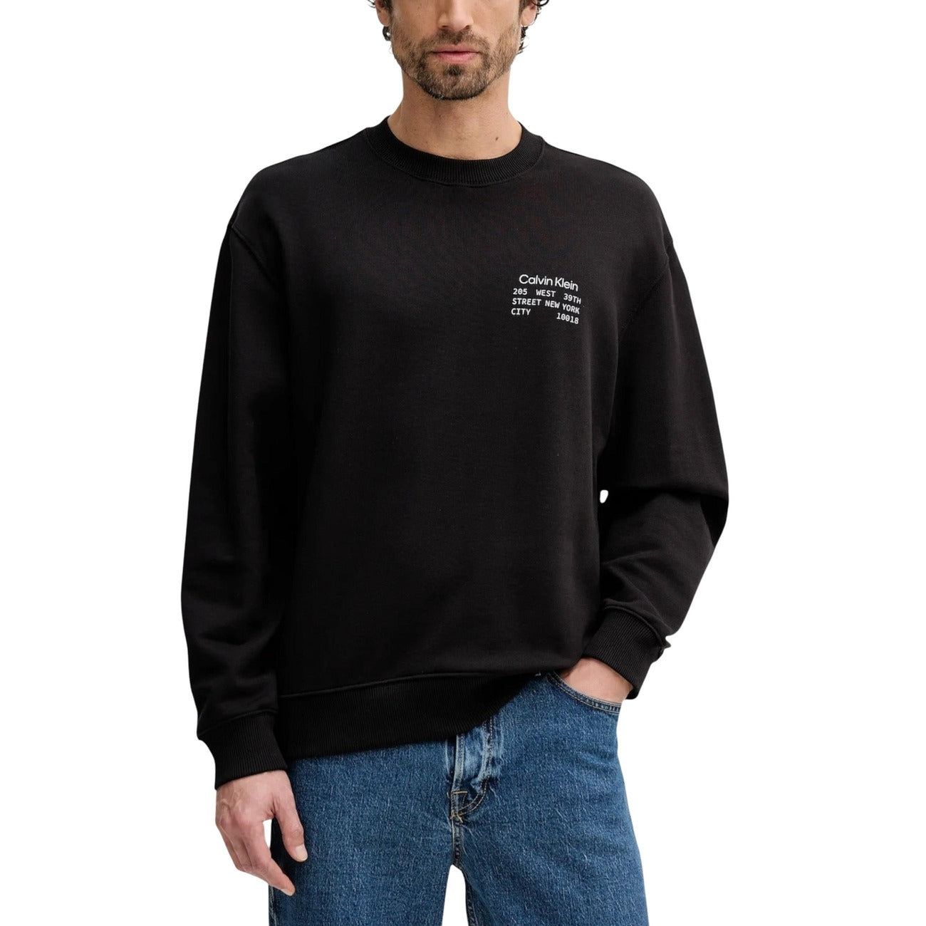 Felpa CK Jeans Girocollo; 100% Cotone. Logo stampato sul petto, finiture a coste, vestibilità regular. Maglia uomo leggera e versatile, perfetta per il layering quotidiano. Colore nero