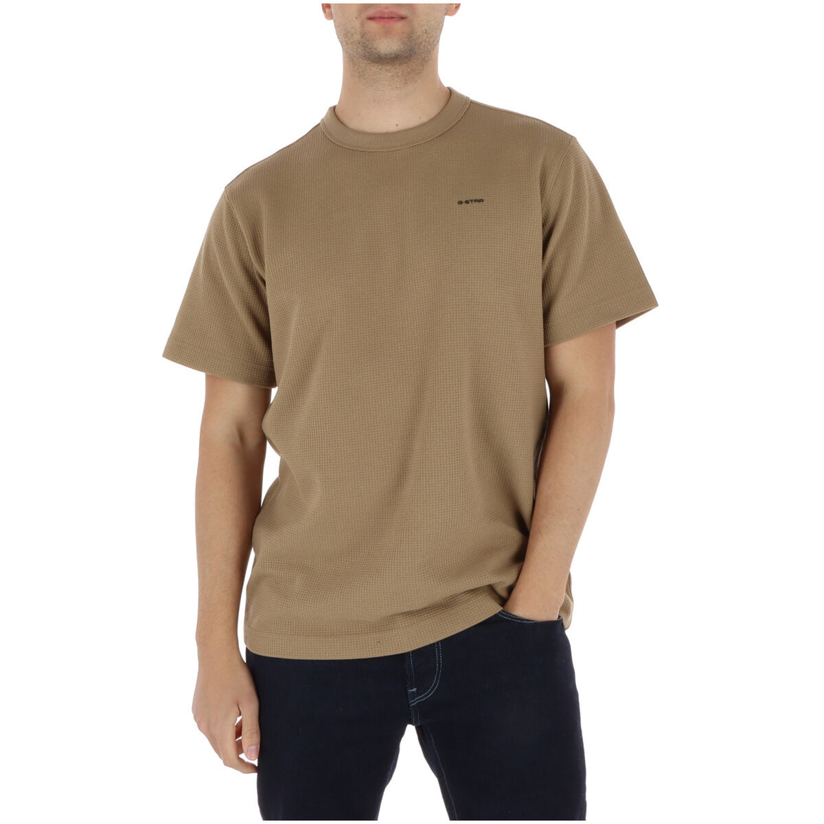 G-Star T-shirt D28609 Beige; 34% cotone organico, 64% poliestere, 2% elastan. Maglia tecnica leggera e resistente per un outfit quotidiano raffinato. Vista frontale