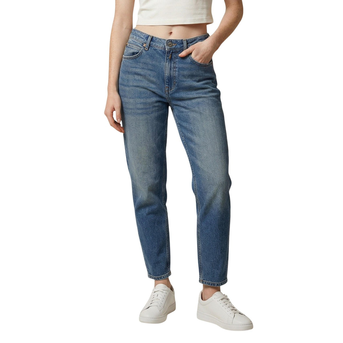 Jeans Replay WA471; taglio Balloon Slouchy, 80% cotone, 16% Lyocell. Vita alta, gamba stondata, tessuto elasticizzato e fluido. Design 5 tasche, fit rilassato e ultra-confortevole. Vista frontale