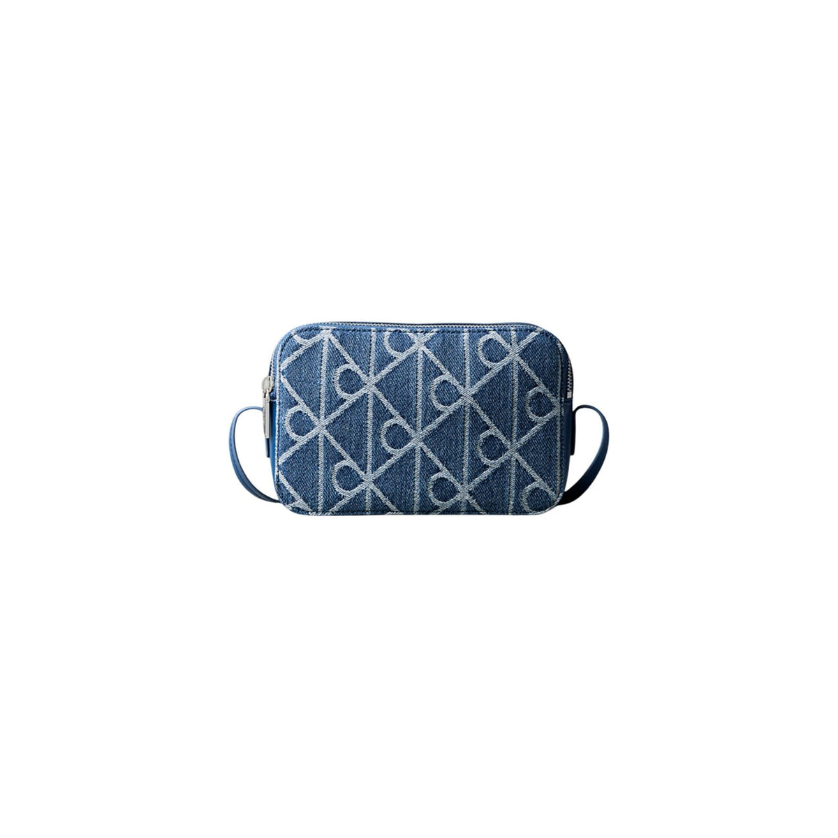 Calvin Klein Denim Camera Bag; 100% cotone, logo monogram all-over, tracolla regolabile. L'accessorio denim di tendenza compatto e versatile. Vista frontale
