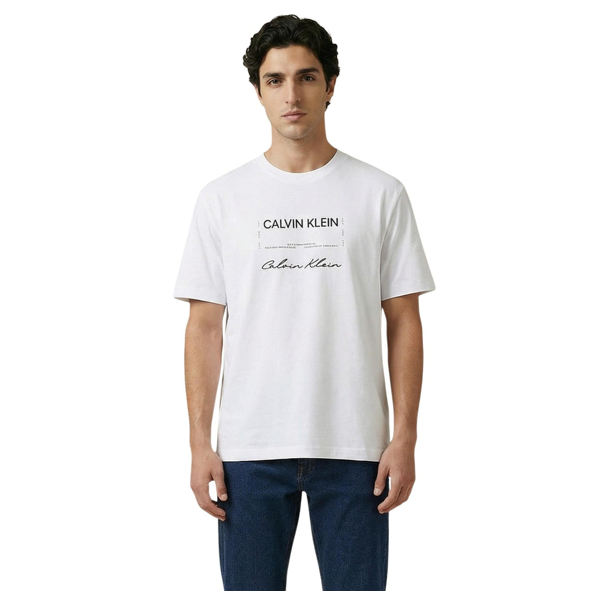 T-shirt CK Jeans LV04RE827G; 100% cotone, regular fit, logo iconico stampato. Maniche corte, scollo tondo, massima traspirabilità. Stile casual dinamico e versatile. Colore bianco vista frontale