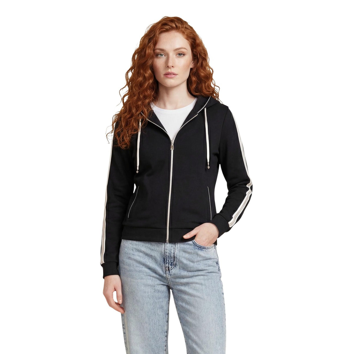 Felpa nera in misto cotone. Cappuccio con coulisse e tasche laterali oblique.
Manica lunga con bande logate laterali.
Vita e polsini a costine. Chiusura con zip frontale a tutta lunghezza. Vista frontale indossata da modella