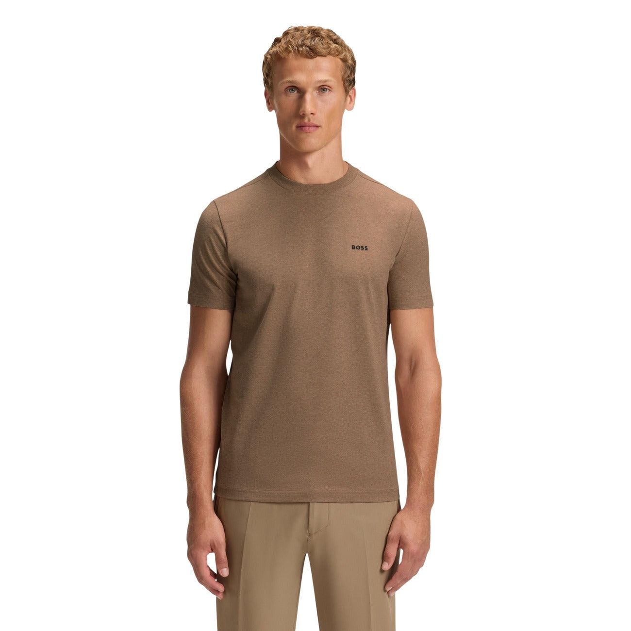 Boss Tee Uomo; cotone 95% e 5% elastan, logo ricamato, scollo tondo. Tessuto elasticizzato e traspirante, vestibilità perfetta, design senza tempo. Alta qualità Boss. Colore marrone vista frontale