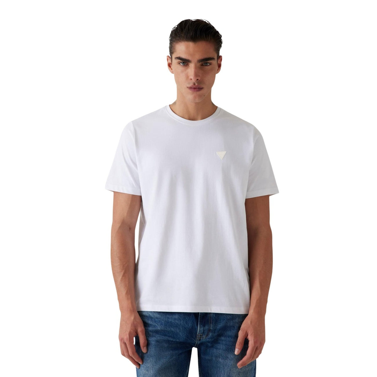 Guess Small Patch Tee M6GI21; misto cotone/modal, patch logo sul petto, maniche corte. La t-shirt basic raffinata per il guardaroba quotidiano. Colore bianca vista frontale
