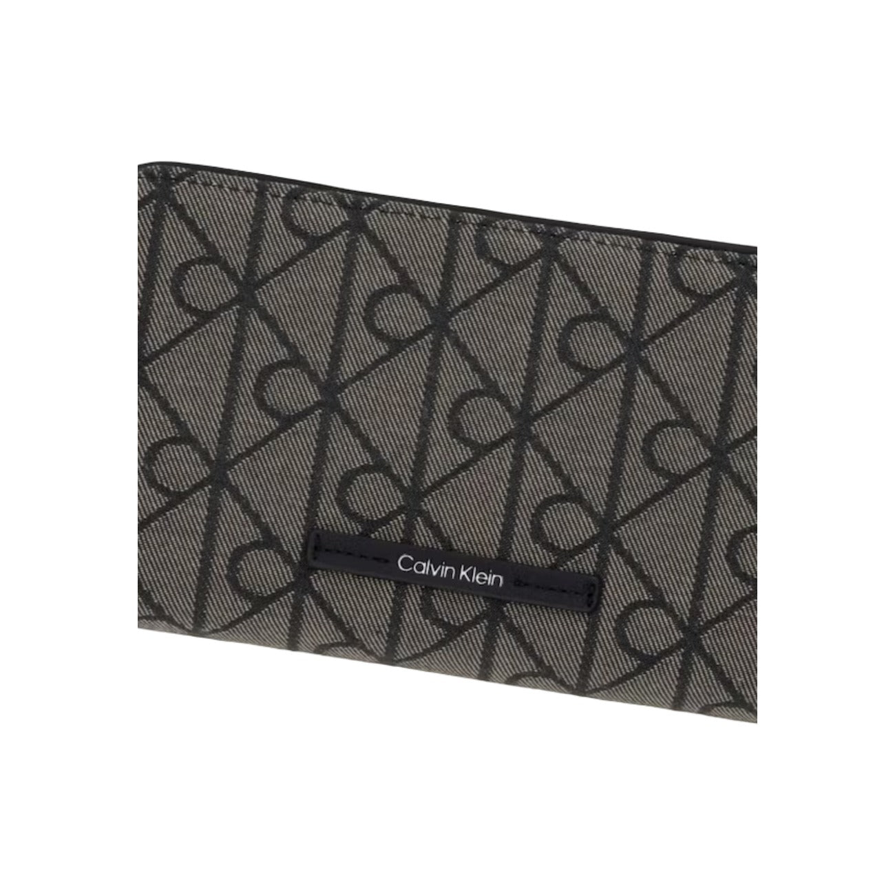Portafoglio Porta Passaporto Donna Calvin Klein; Nero. Esterno in twill jacquard, interni in similpelle, chiusura con zip-around e blocco RFID antifrode. Scomparti interni per tessere, monete e biglietti aerei. Dimensioni: 19x11 cm.