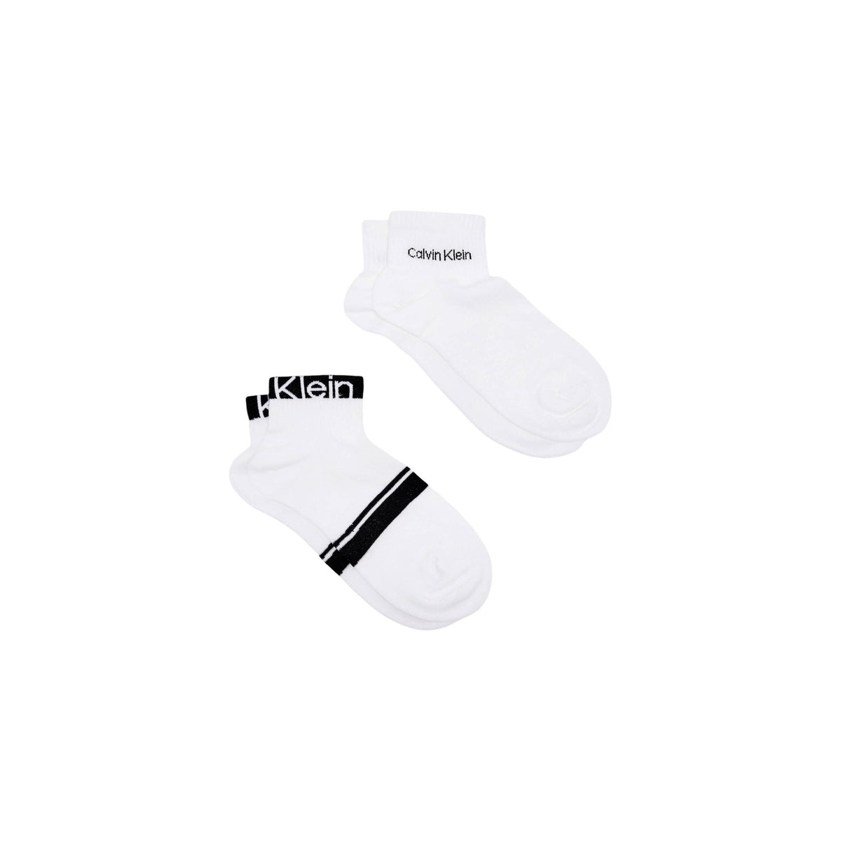 Calzini Calvin Klein Quarter Varsity; Bianco/Nero. 69% Cotone, 29% Poliammide, 2% Lycra. Design a righe orizzontali, logo integrato, vestibilità unisex stretch. Vista frontale