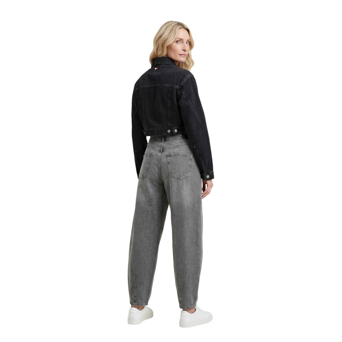 jeans larghi grigi da donna Jacqueline de Yong Jdysusie Mw Bar Mg 1031 Jeans Dnm Noos. vita alta presenta una gamba ampia e dritta. Realizzati con una composizione sostenibile di 80% cotone e 20% cotone riciclato. Vista posteriore figura intera