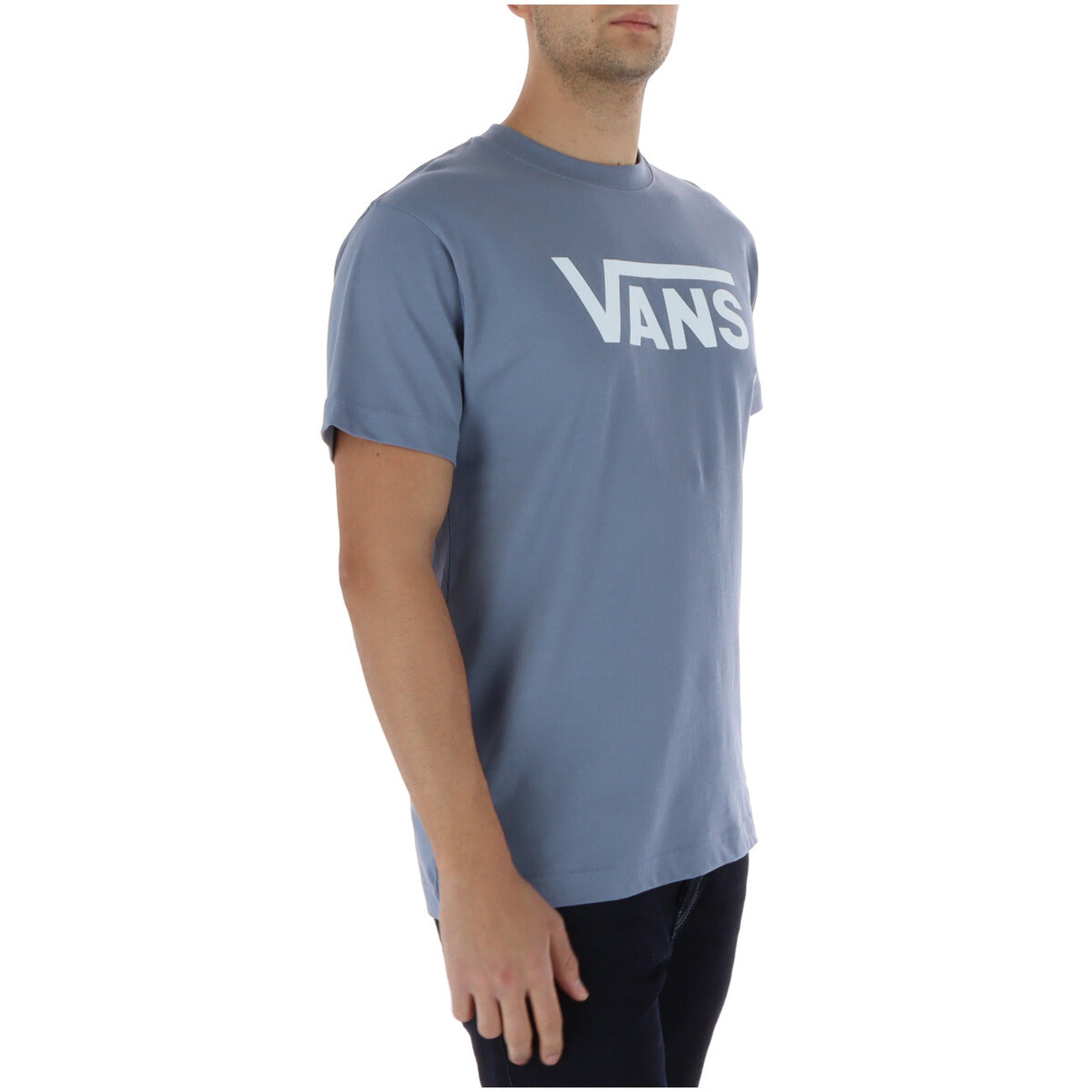 Vans T-shirt RA1FOI1 Azzurra; 100% cotone, stampa frontale, maniche corte. Il classico street-style fresco e resistente. Vista laterale