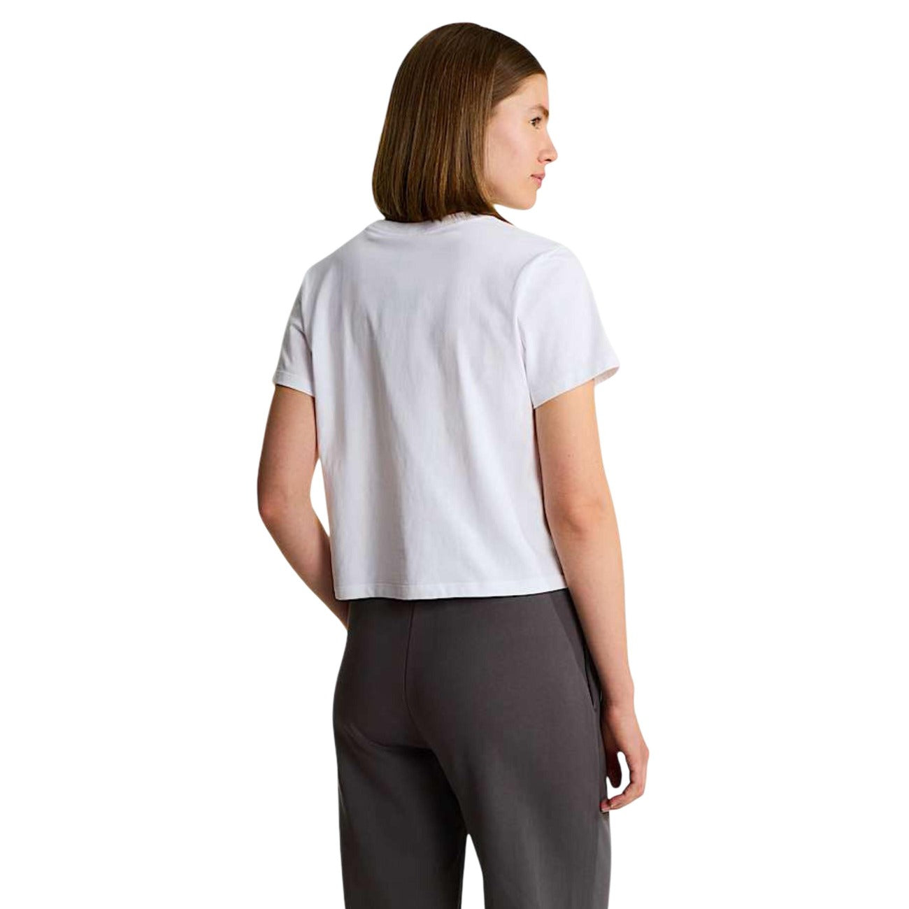 T-shirt The North Face Simple Dome; 100% cotone jersey, 180g. Girocollo a coste, logo ricamato frontale, vestibilità regular. Capo base di alta qualità, fresco e resistente. Colore bianco vista posteriore