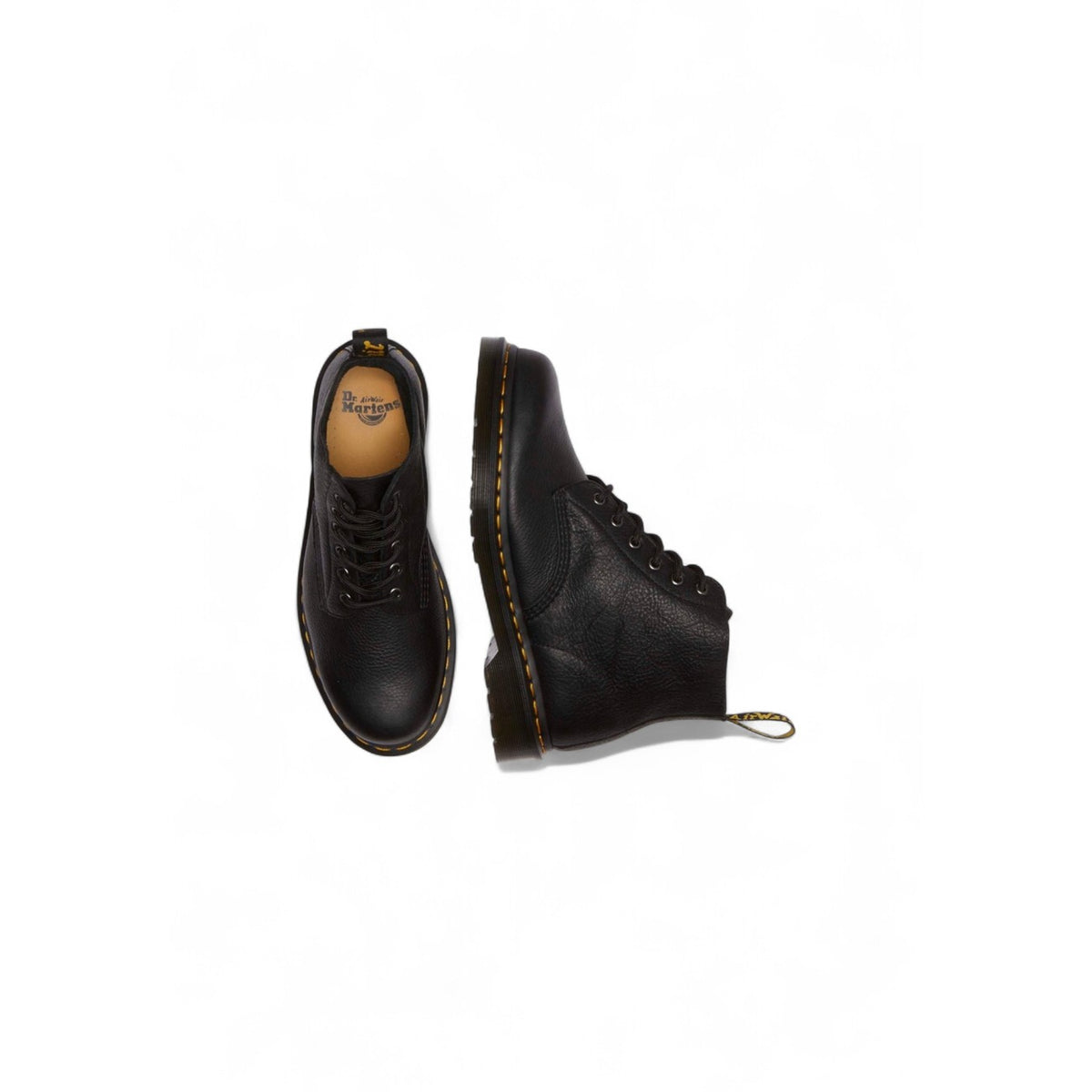 Anfibi Dr Martens 101 uomo pelle Ambassador nero. Stivaletti bassi a 6 fori in pelle granulata testurizzata morbida, costruzione Goodyear con impunture gialle e suola in PVC bicolore scanalata.