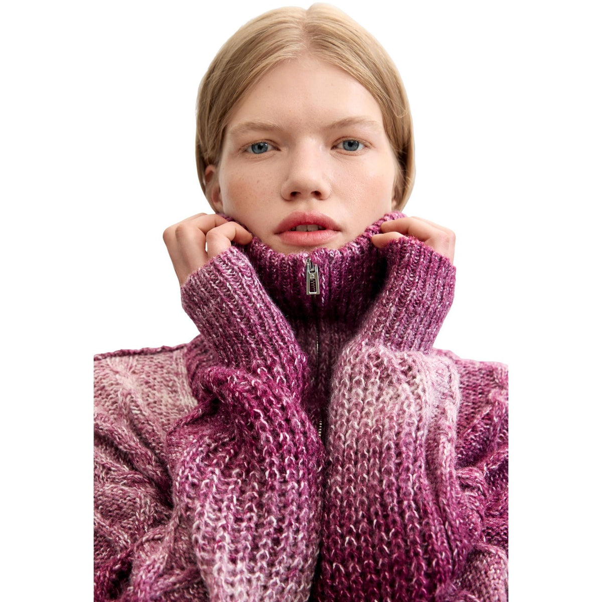 Maglione Desigual donna bordeaux Otto JERS_OTTO. Pullover in maglia grossa a fantasia sfumata viola e bianca con collo alto con mezza zip, maniche lunghe e bordi aderenti a costine, collezione autunno inverno.