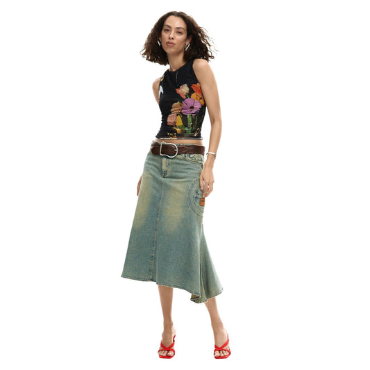 Canotta senza maniche in tessuto di tulle con fodera interna e con stampa in stile collage di fiori e motivi Desigual. Scollo a barca. Collezione 2026 indossata da modella vista frontale figura intera