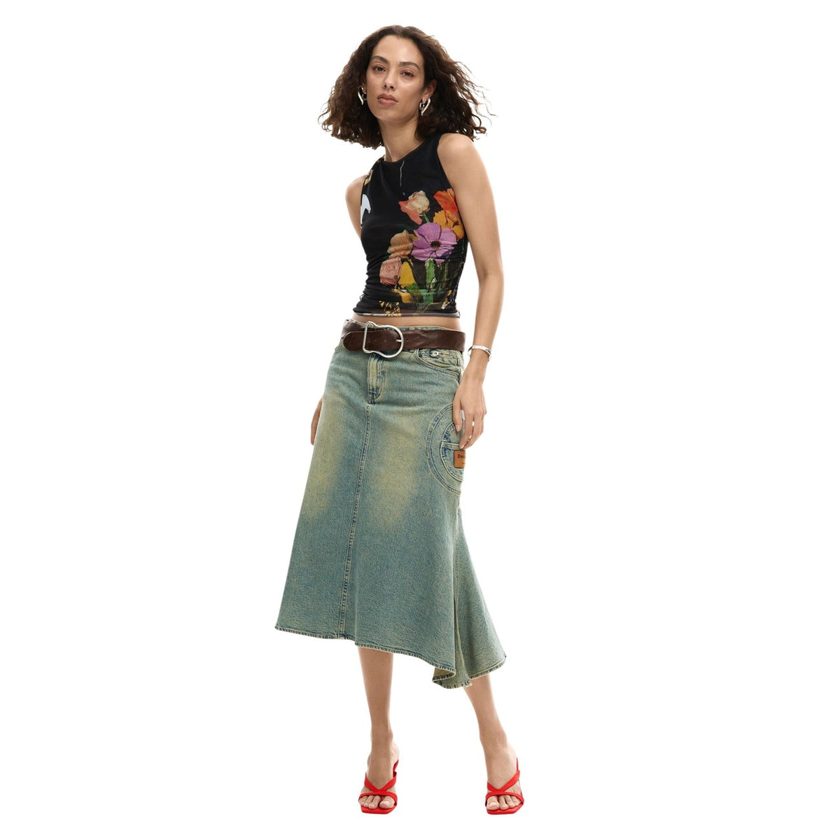 Canotta senza maniche in tessuto di tulle con fodera interna e con stampa in stile collage di fiori e motivi Desigual. Scollo a barca. Collezione 2026 indossata da modella vista frontale figura intera