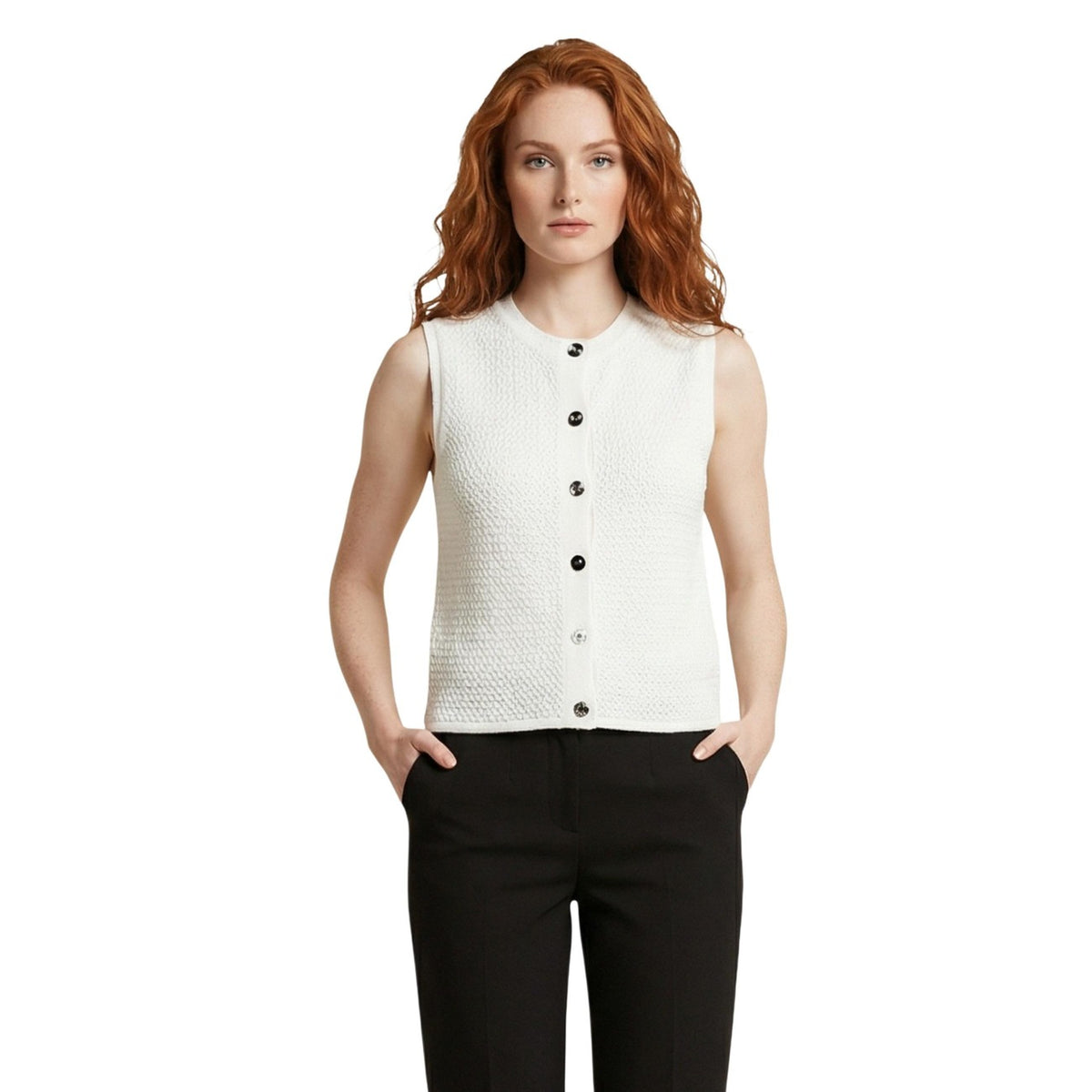 Gilet JDY Martha; 100% cotone, maglia a trama grossa, bottoni a contrasto. Scollo tondo, senza maniche, design versatile e traspirante. Perfetto per outfit a strati primaverili. Colore bianco vista frontale