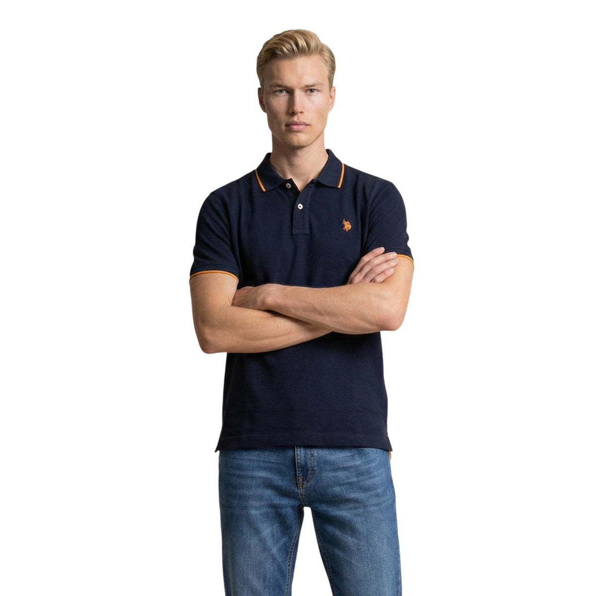 Polo U.S. Polo Assn. US43; 100% cotone piquet, maniche corte. Righe a contrasto su colletto e maniche, logo ricamato, chiusura 2 bottoni. Traspirante, resistente e versatile. Colore blu scuro vista frontale