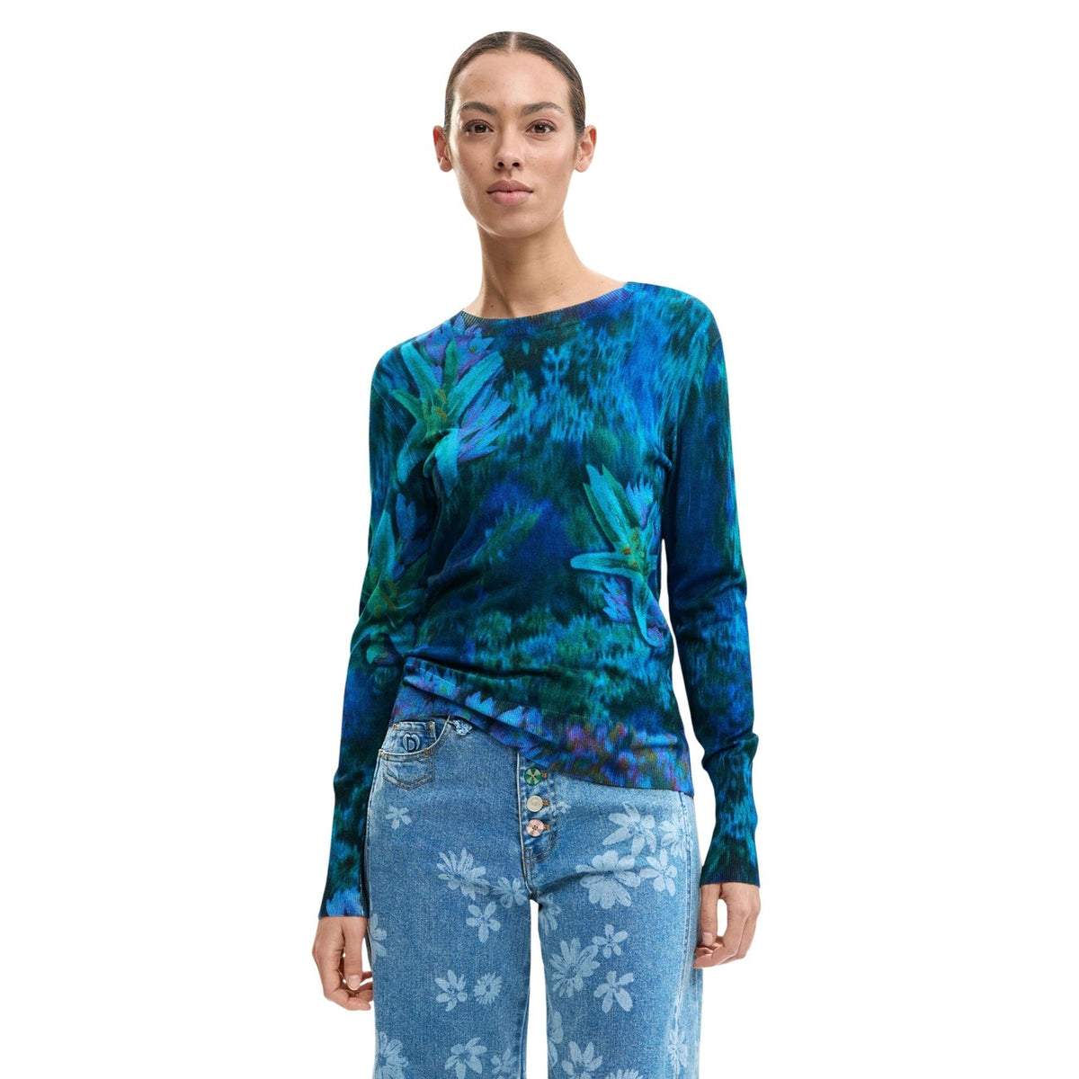 Maglione in tessuto sottile a taglio regular, collo rotondo e stampa floreale in tonalità scure. Indossato da modella vista frontale