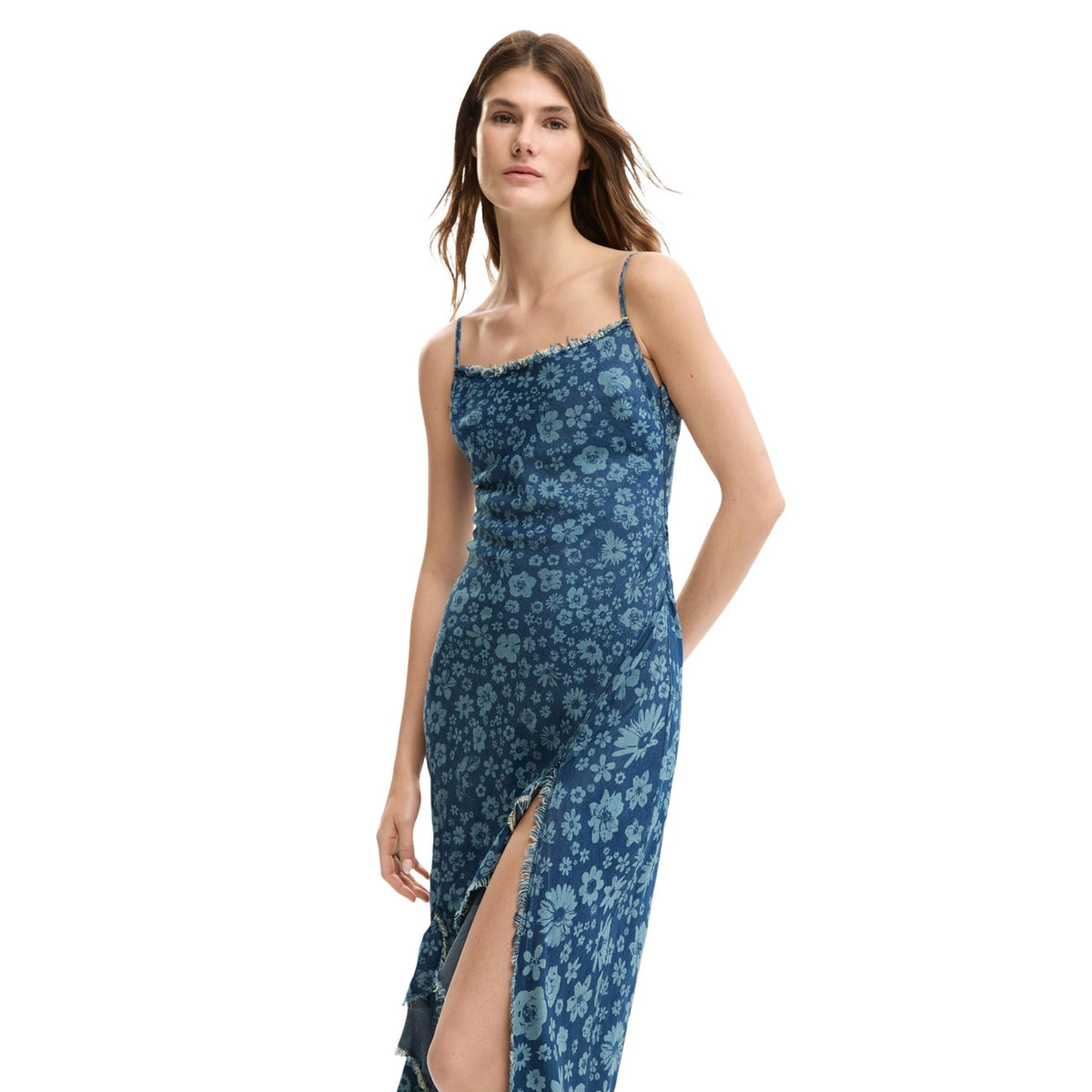 Abito lungo in denim con spalline e scollo asimmetrico, realizzato in tessuto fluido con stampa floreale e volant sul fondo. Realizzato con materiali sostenibili vista frontale indossato dettaglio spacco
