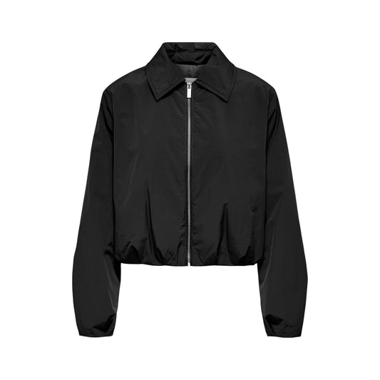 giacchetto nero da donna Only Onljoy Life Short Cc Otw. Realizzato interamente in poliestere riciclato. Ottimo per la mezza stagione. Vista frontale