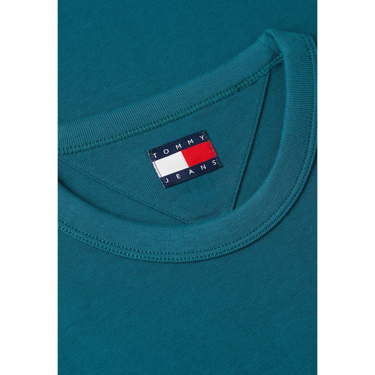 T-shirt Verde Tommy Jeans; Logo Badge Ricamato. 100% Cotone Rigenerato. Regular fit, girocollo classico, ecosostenibile. Il basic premium ideale per ogni outfit. Dettaglio