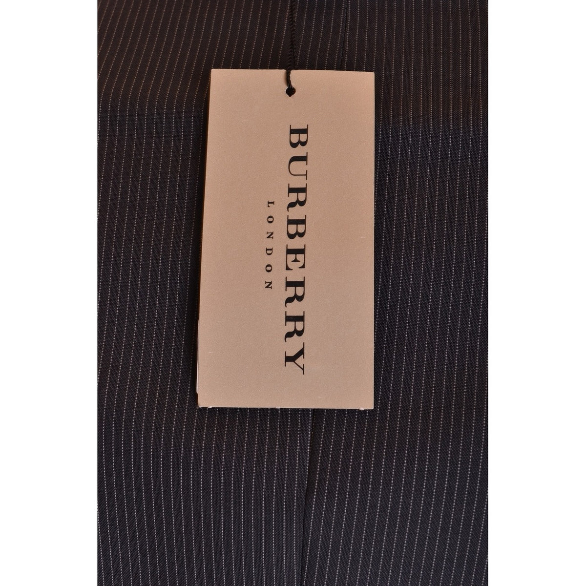 Abito Burberry Uomo Nero Gessato; Lana e Mohair. Giacca 3 bottoni, pantalone dritto, Made in Italy. Tessuto antipiega e traspirante. Perfetto per business e cerimonie. Etichetta