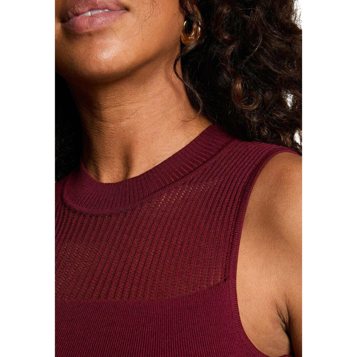 Canotta bordeaux donna Morgan De Toi 252-MJULIE. Top aderente senza maniche con scollo tondo, dettagli a coste e trasparenze sul busto in misto viscosa e poliammide.
