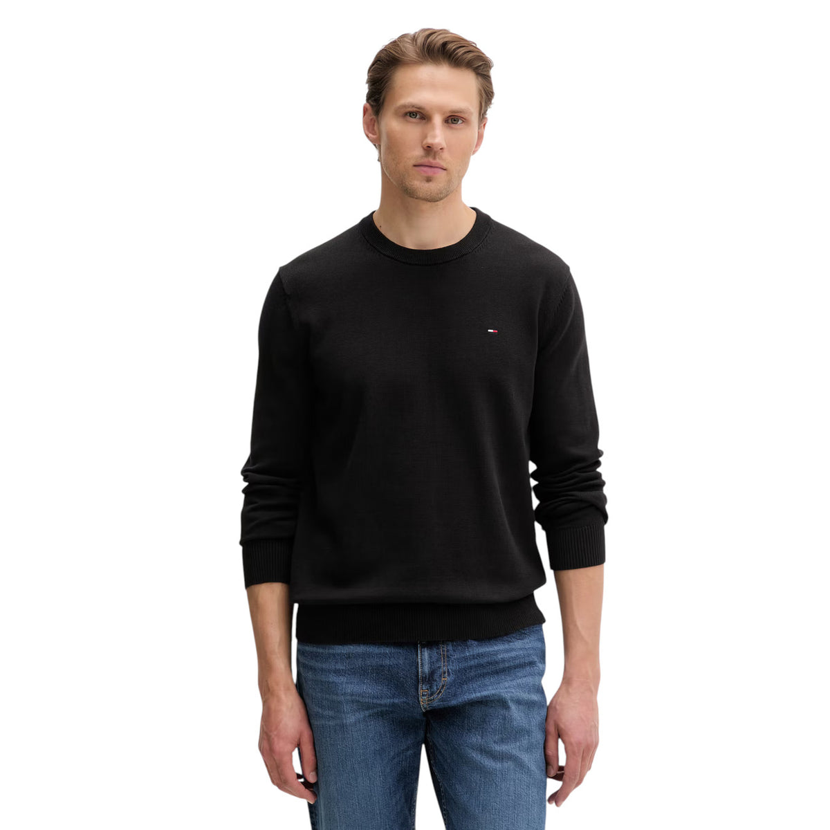 Maglione Girocollo Nero Uomo Tommy Hilfiger Jeans; 100% cotone rigenerato ecosostenibile. Tessuto a maglia fine con maniche lunghe e polsini a costine. Piccolo logo ricamato sul petto, modello pull-on mezza stagione. Vista frontale