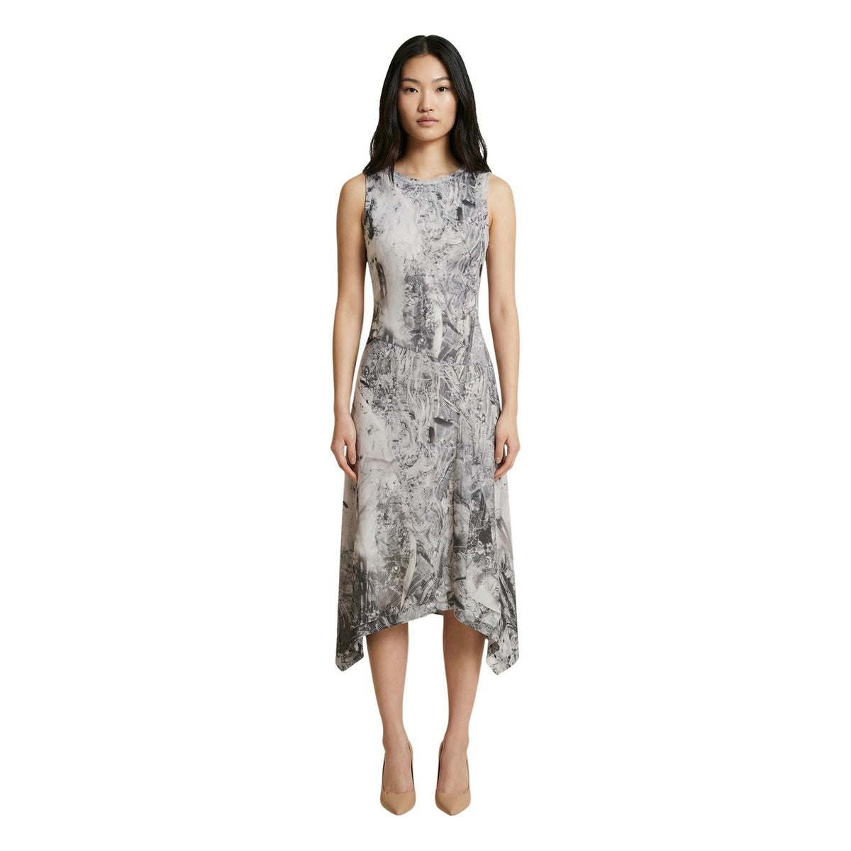 vestito grigio lungo da donna Desigual. Realizzato in un morbido tessuto elasticizzato composto al 96% da poliestere e al 4% da elastam/lycra. senza maniche e lo scollo rotondo, gonna asimmetrica. Vista frontale figura intera