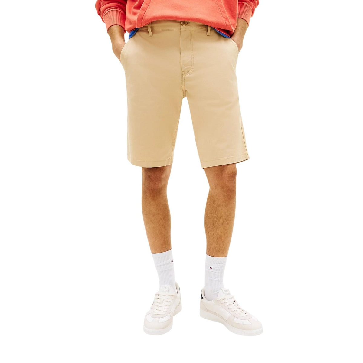 Tommy Jeans Chino Shorts; twill di cotone stretch, slim fit, tasche a filetto, logo ricamato. Il must-have raffinato per la tua estate. Colore beige. Vista frontale