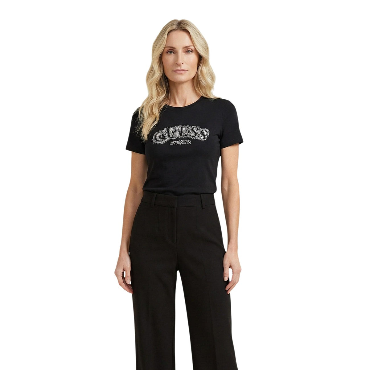 t-shirt nera a maniche corte da donna Guess LEONA. Realizzata in una morbida miscela di viscosa (96%) ed elastam/lycra (4%), logo Guess in rilievo sul petto, arricchito da dettagli decorativi. Scollo tondo