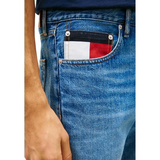 Bermuda Tommy Hilfiger Jeans; Denim Blu. 100% Cotone Sostenibile, vestibilità regolare, 5 tasche. Leggero, resistente e iconico. Ideale per la stagione estiva. Dettaglio tasca