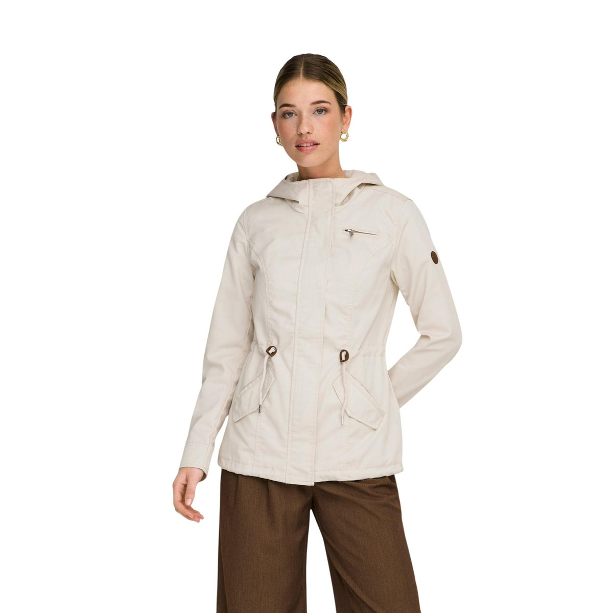 parka beige chiaro da donna Only Onllorca Life Canvas Cc Otw. Realizzato con una composizione eco-sostenibile di 80% poliestere riciclato e 20% cotone, pratico cappuccio, chiusura frontale con zip coperta da patta e bottoni a pressione, tasche laterali con patta e una tasca con zip sul petto. Vista frontale indossato da modella