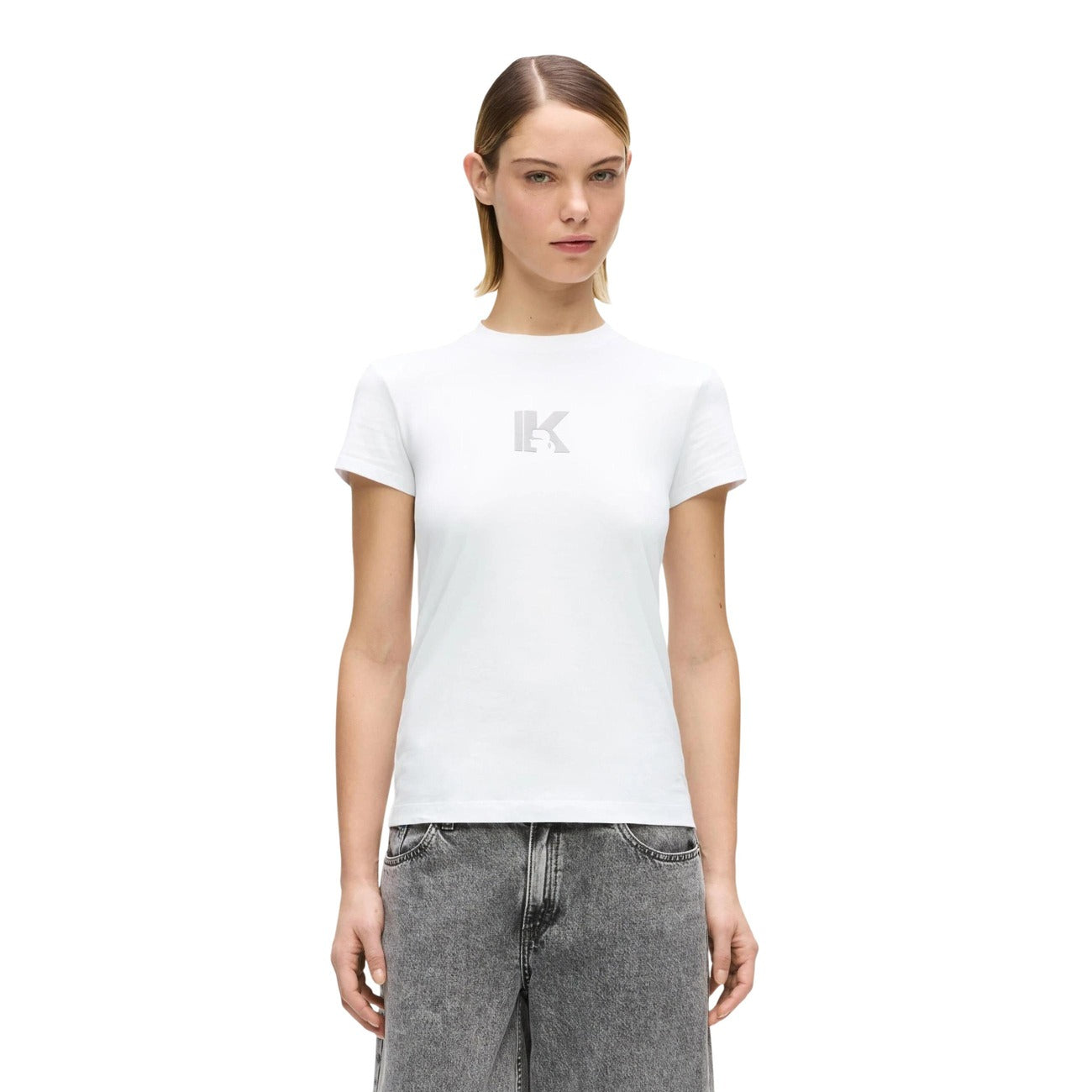 T-shirt Karl Lagerfeld Jeans bianco; 100% Cotone. Vestibilità slim fit, maniche corte, girocollo. Logo "K" stampato, stile casual-chic ideale per tutte le stagioni.