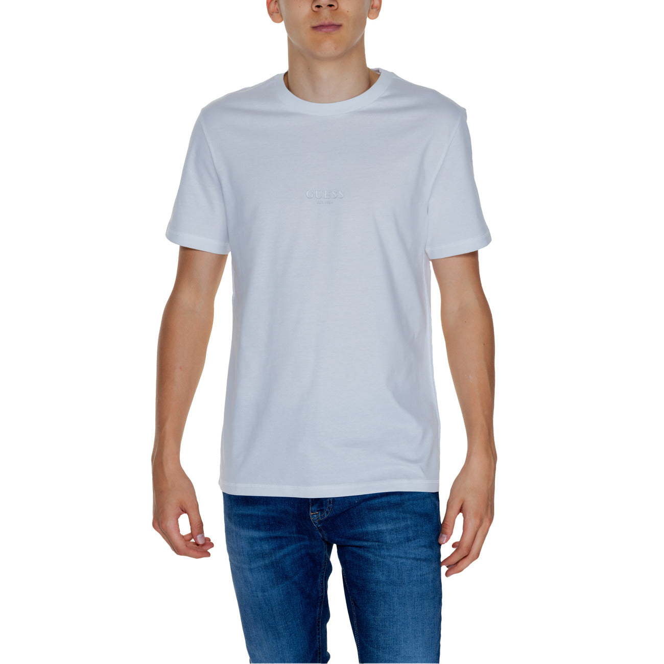 Scopri lo stile con la T-shirt bianco in cotone. Un girocollo accentua la silhouette slim fit, mentre il tessuto in jersey assicura un comfort imbattibile. Un piccolo logo frontale dona un tocco di classe. Perfetta per un look casual nei weekend. Vista frontale