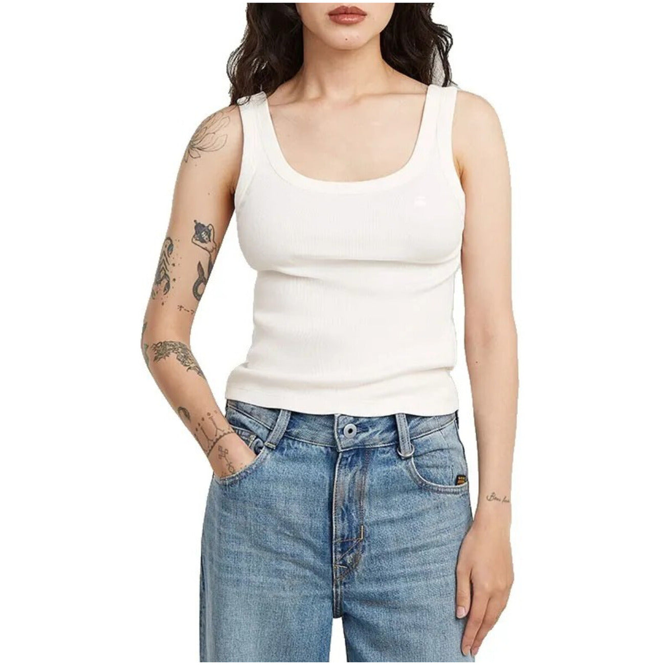 Canotta Slim G-Star; Bianco. 98% Cotone Biologico, design racerback, vestibilità aderente. Leggera, elastica e sostenibile. Il basic essenziale per il tuo guardaroba estivo.
