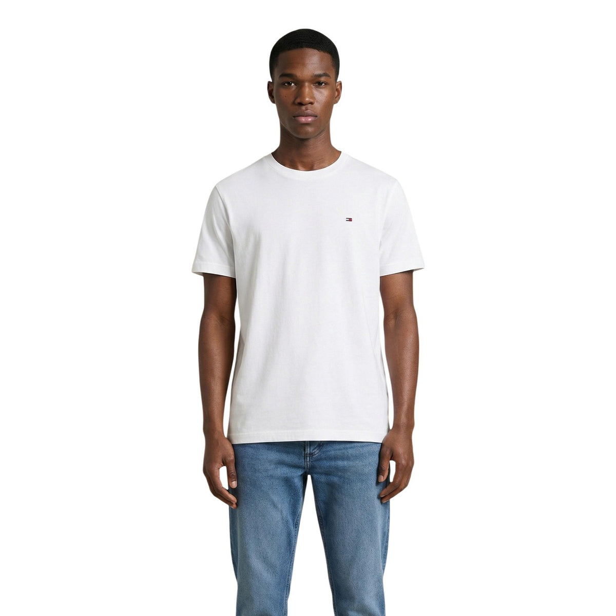 Tommy hilfiger jeans t-shirt bianca manica corta Realizzata in 100% cotone rigenerato. Piccolo logo Tommy Hilfiger ricamato sul petto. Vista frontale