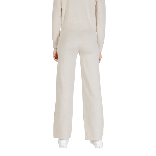 Pantaloni Palazzo Beige Choral; Made in Italy. Gamba larga, tessuto in viscosa premium, vestibilità fluida e slanciata. L'essenziale raffinato per l'ufficio e il tempo libero. Posteriore